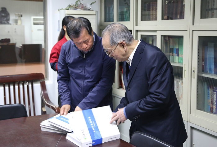 國醫(yī)大師、山西中醫(yī)學(xué)院教授王世民先生到藥都制藥集團(tuán)參觀考察